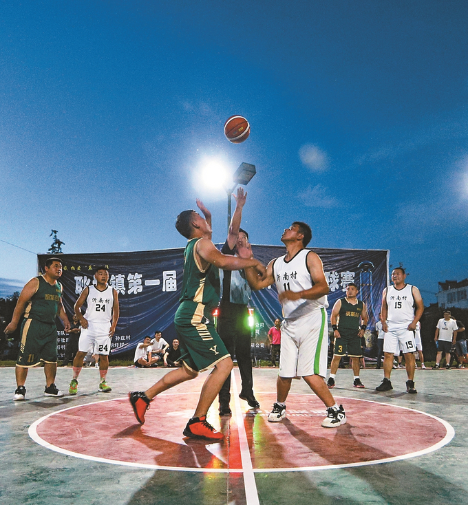 7月5日，沭阳县耿圩镇第一届农民篮球赛在人民公园拉开帷幕。 张良 摄 （视觉江苏网供图）