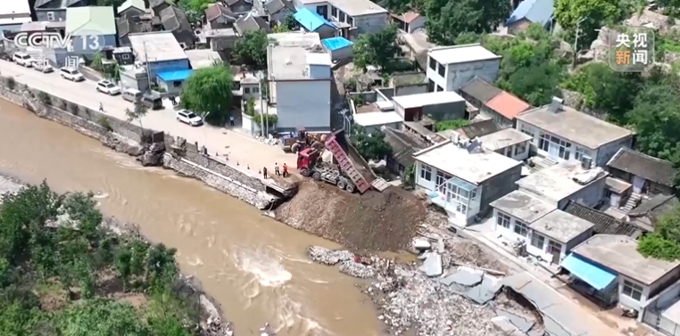 △涞水县正在进行道路抢修、供电、通信保障工作。