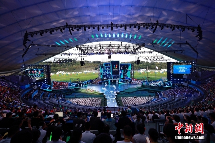 8月8日，第31届世界大学生夏季运动会闭幕式在成都露天音乐公园举行。图为暖场表演。中新社记者 韩海丹 摄