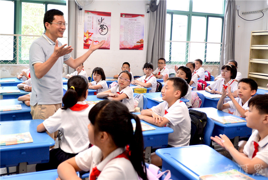 陈玉林也时刻将“童心母爱”的教育理念贯彻到自己的教学中。