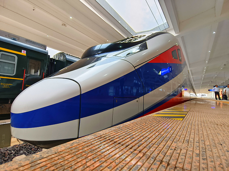 中老铁路国际旅客列车首发。图自新华社