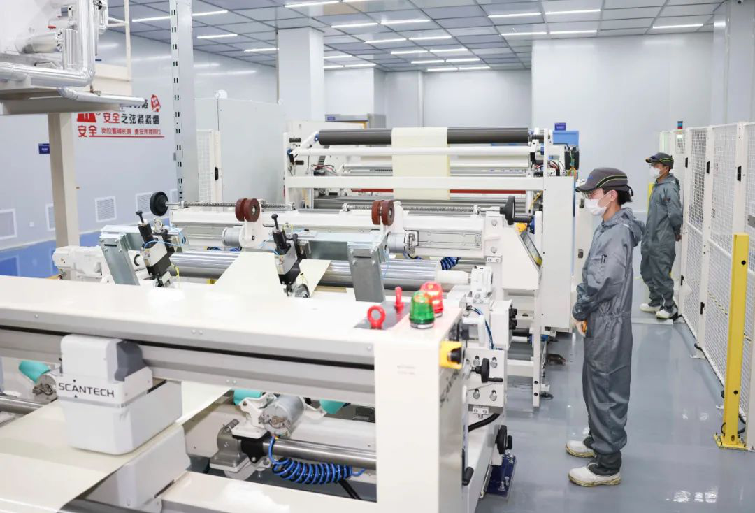 南京贝迪新材料科技股份有限公司的产线上正在生产膜材料制品