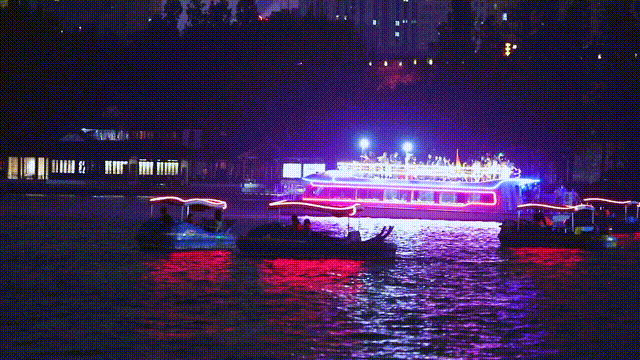 玄武湖是南京最佳赏月地。泛舟湖上，游客可感受600余年历史明城墙的古朴延绵、远眺钟山倒影的龙盘苍翠、近观鸡鸣寺的塔影婆娑和紫峰大厦古今辉映。