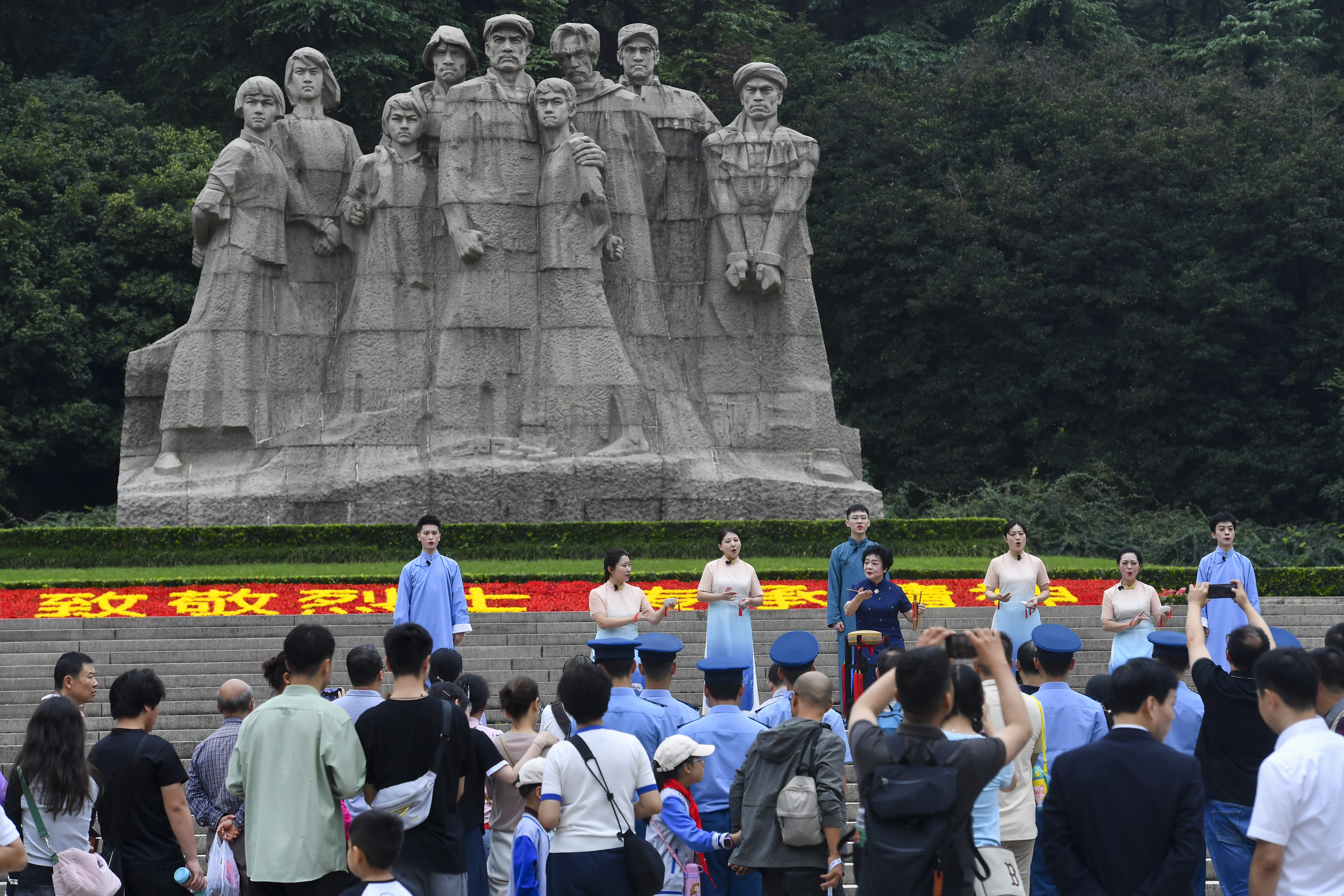 9月30日，雨花台烈士陵园在不同建筑点位开展内涵丰富、形式多样的纪念活动。图为市民在观赏南京白局剧目《殷红的记忆——雨花台》。 南京日报/紫金山新闻记者 孙中元 摄