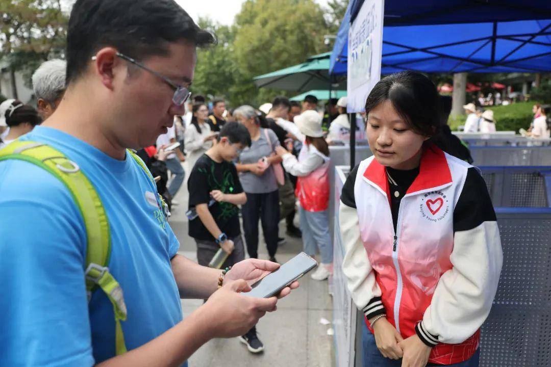 中秋国庆长假期间，南京各大景区景点、文博场馆的志愿者以热情的姿态、温暖的服务喜迎八方来客。南京日报/紫金山新闻记者 徐琦 摄