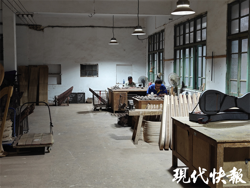 苏州这家乐器厂将迎来70岁生日年产二胡8万把箜篌上千架