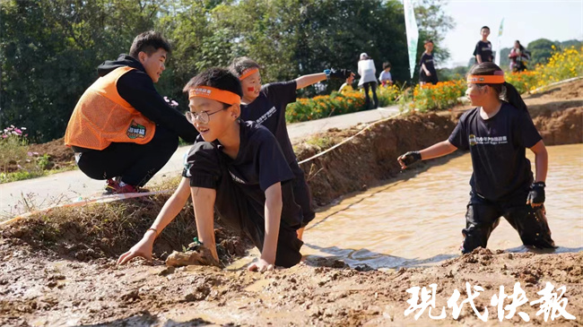 数千“英雄”出战青少年户外挑战赛在南京高淳山慢城开赛(图3)