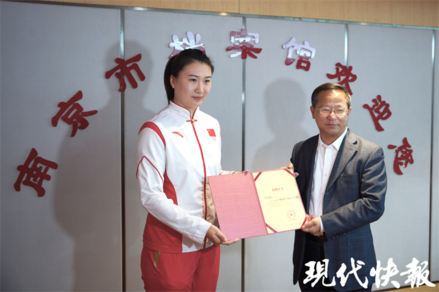 奥运冠军许安琪向南京市档案馆捐赠60多件个人档案-现代快报网
