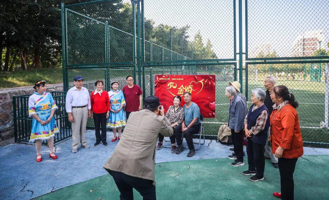 今年重阳节，光华路街道紫金社区为辖区“金婚”老人拍摄“金婚纪念照”。通讯员 张莹 南京日报/紫金山新闻记者 董家训 摄