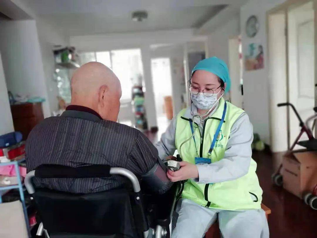 中华路社区卫生服务中心马府街站点医护人员为老人提供入户诊疗。受访者供图