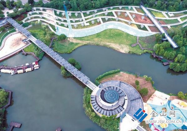 江苏省首个“零碳公园”——扬中滨江公园，内有各种太阳能“光伏+储能”装置 宋伟 摄