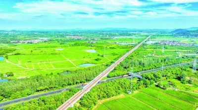 蓝天白云下的南京市溧水区爱民村。通讯员 朱红生 南京日报/紫金山新闻记者 段仁虎 摄