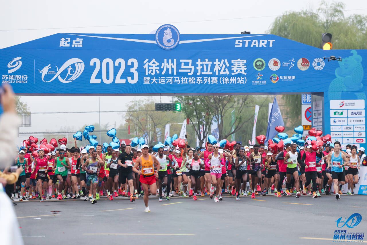 雨中狂奔,2023徐州马拉松开跑-现代快报网