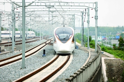 9月28日，沪宁沿江高铁正式开通运营。图为G8299次列车缓缓驶离南京南站。 南京日报/紫金山新闻记者 徐琦 摄