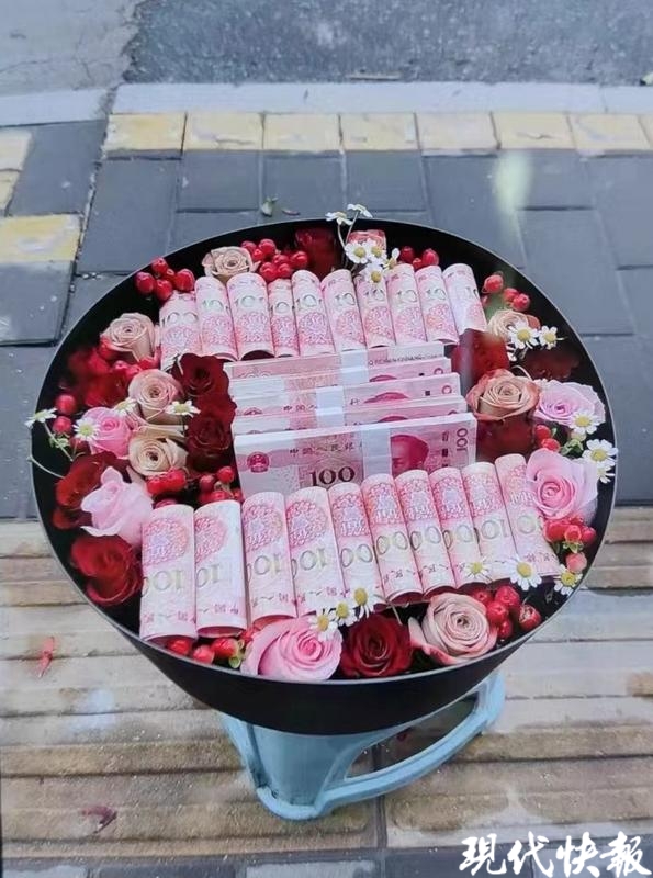 一百元折花束图片