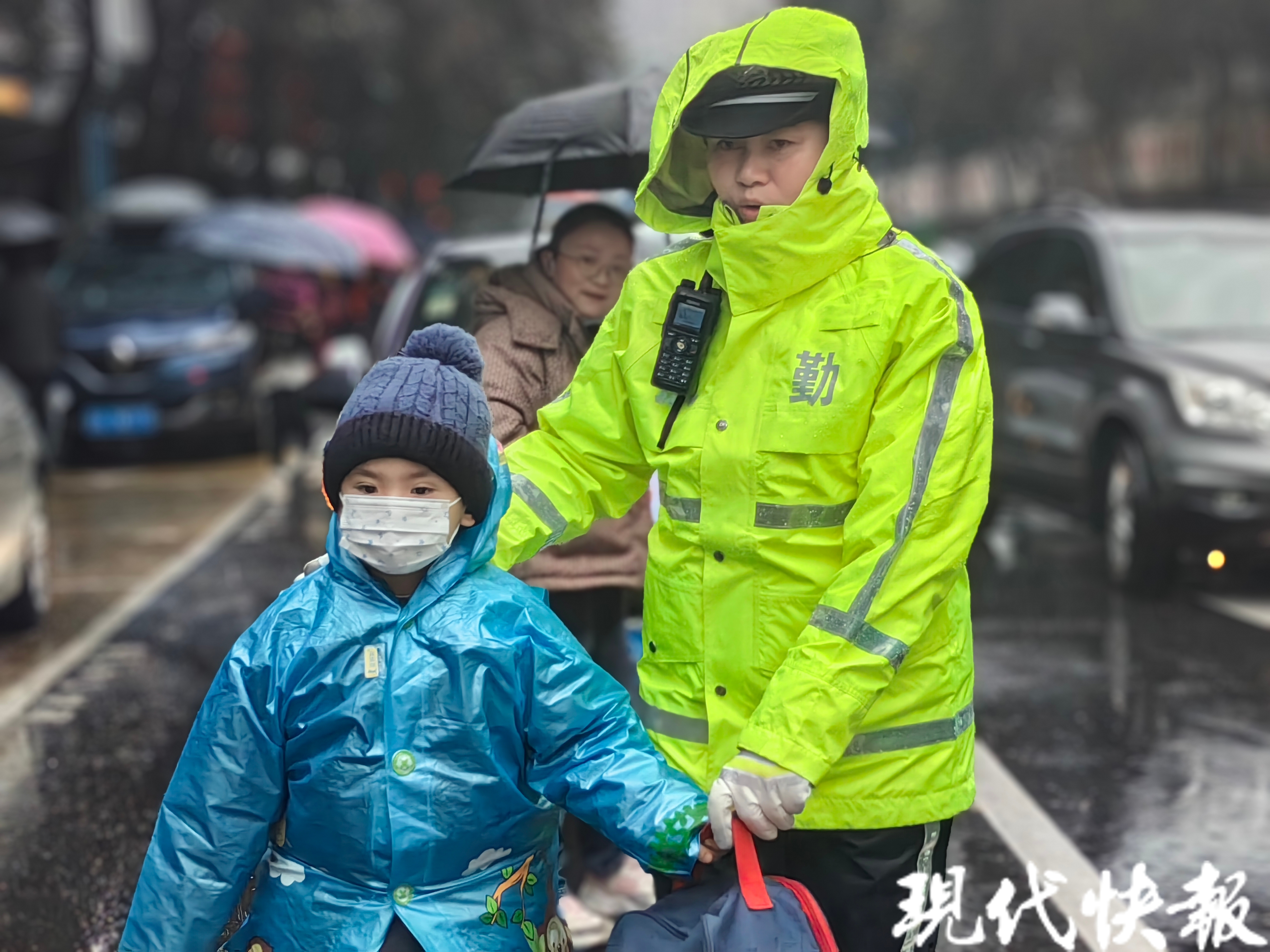 开学首日南京s02通学线上线早高峰阴雨天交警全力护学保畅