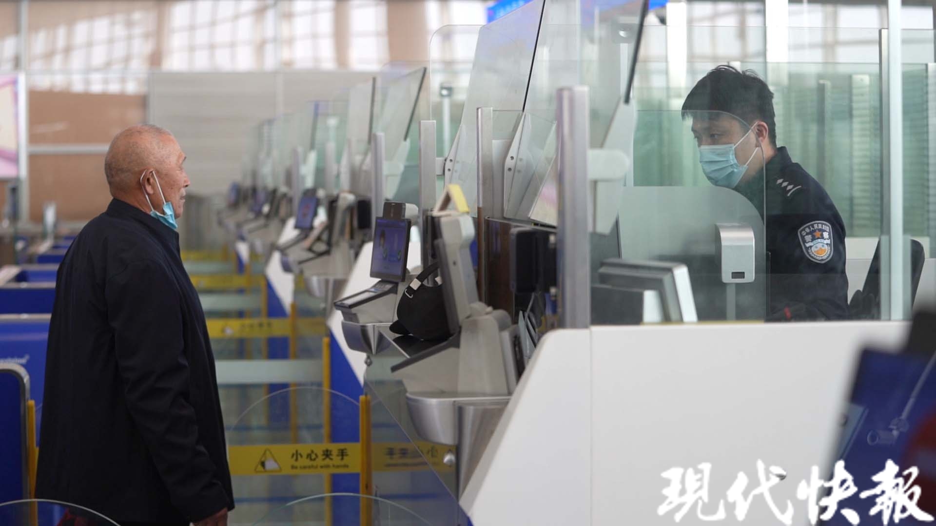 3月1日10时许,组团前往泰国旅游的肖女士一家手持中国普通护照,在南京