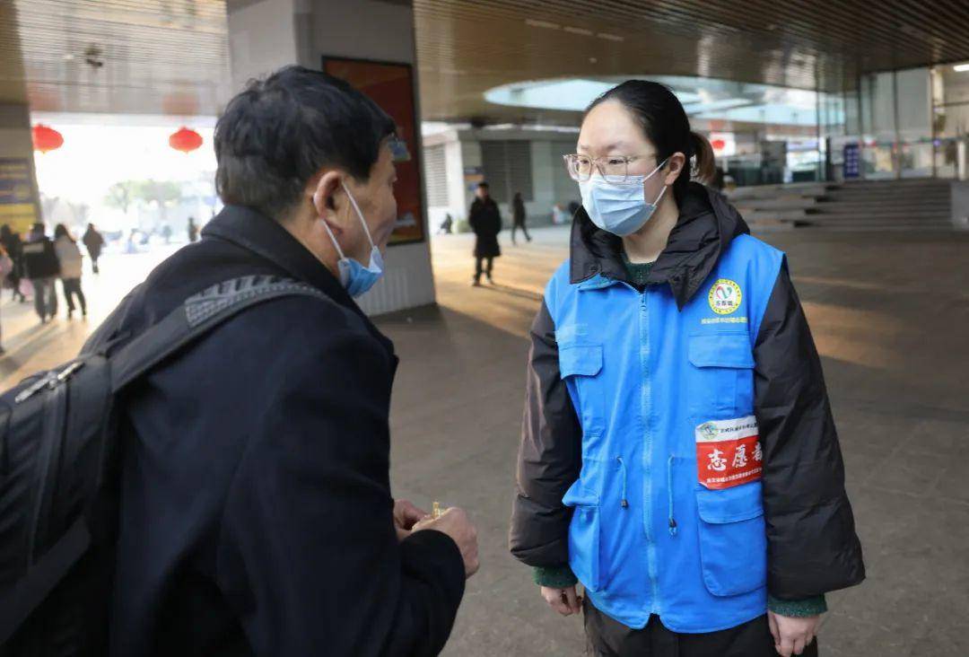 元旦期间，青年志愿者在南京火车站广场为旅客提供问询服务。南京日报/紫金山新闻记者 徐琦 摄