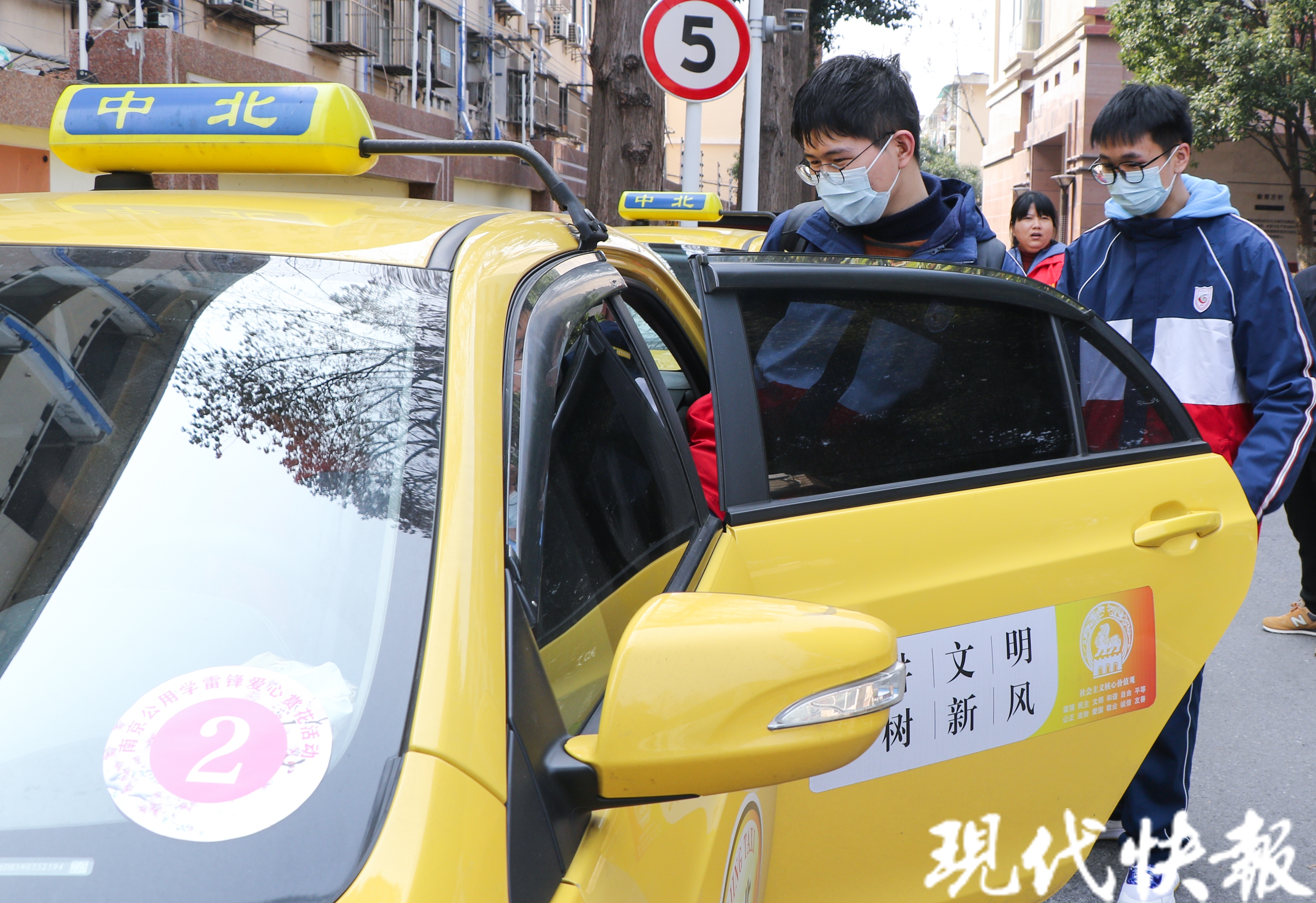 中北运通公司爱心大巴早早来到南京市聋人学校接孩子们