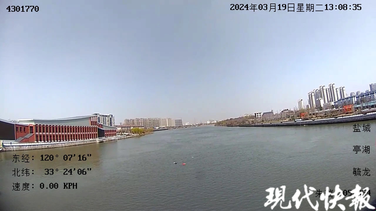 感动盐城五旬民警狂游800米救人