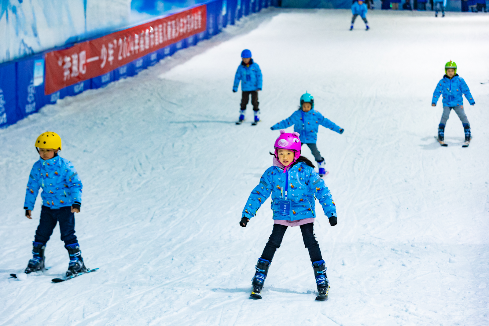 儿童参加冰雪运动图片图片