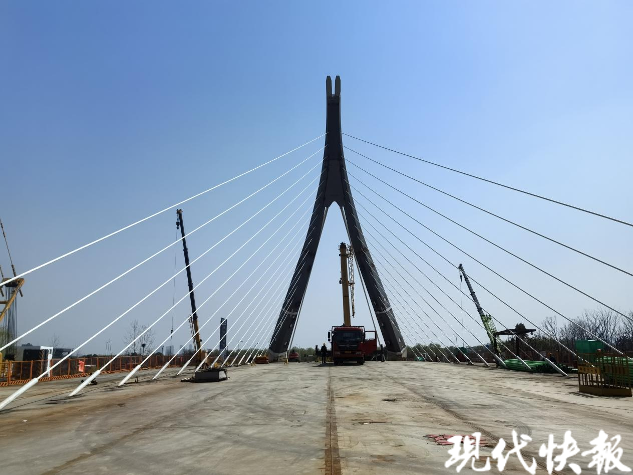 横跨七里河南京江北新区这座竖琴桥最快4月底通车