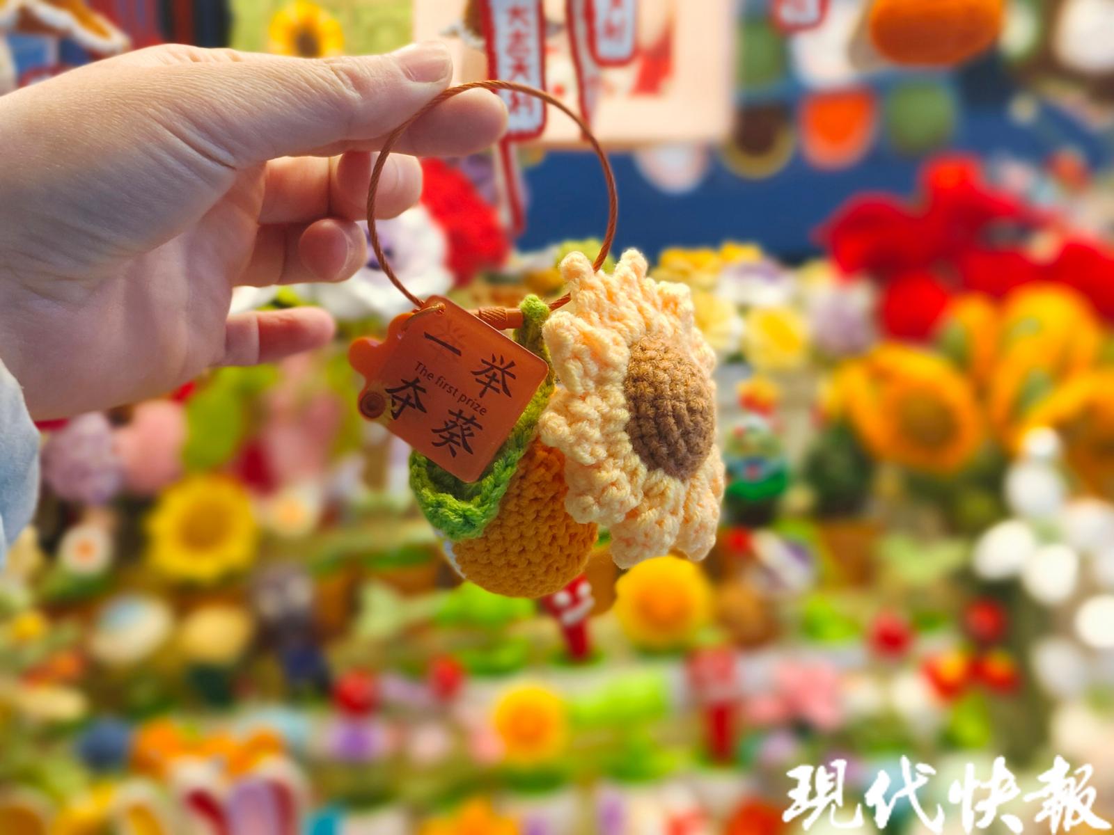 JN江南万物皆可钩！80后宝妈摆摊做“织女”(图4)