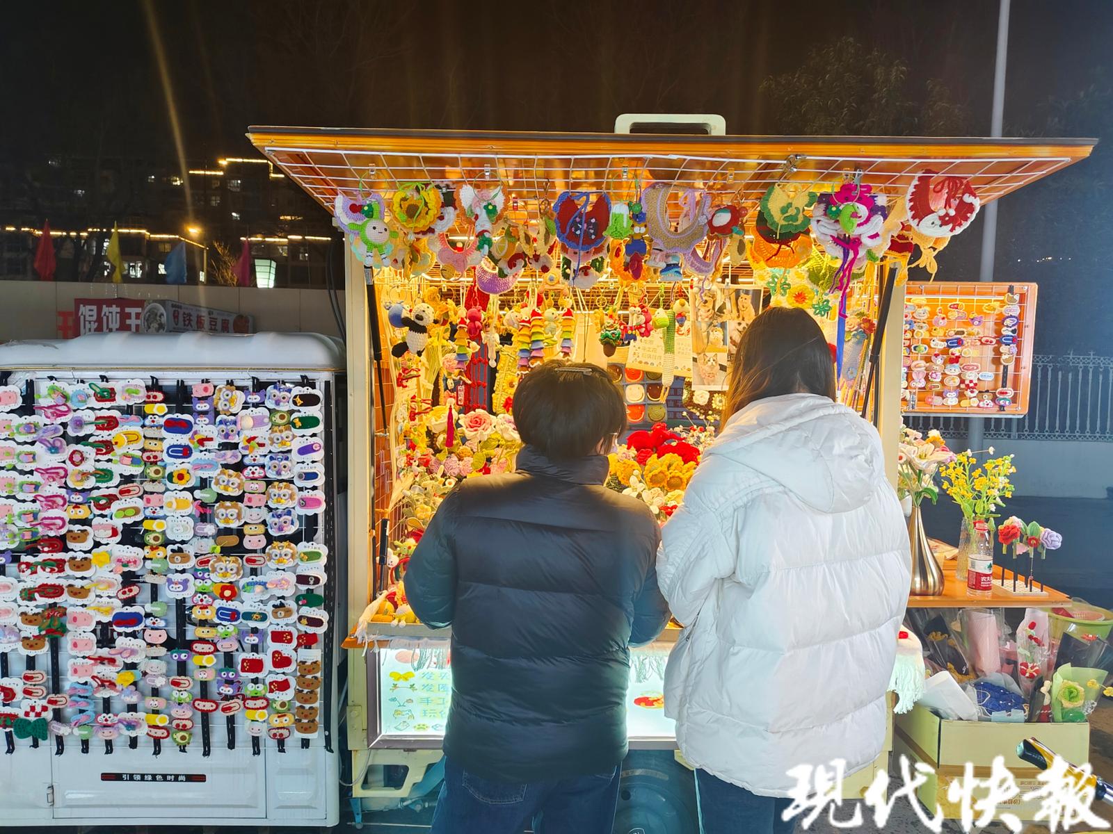 JN江南万物皆可钩！80后宝妈摆摊做“织女”(图6)
