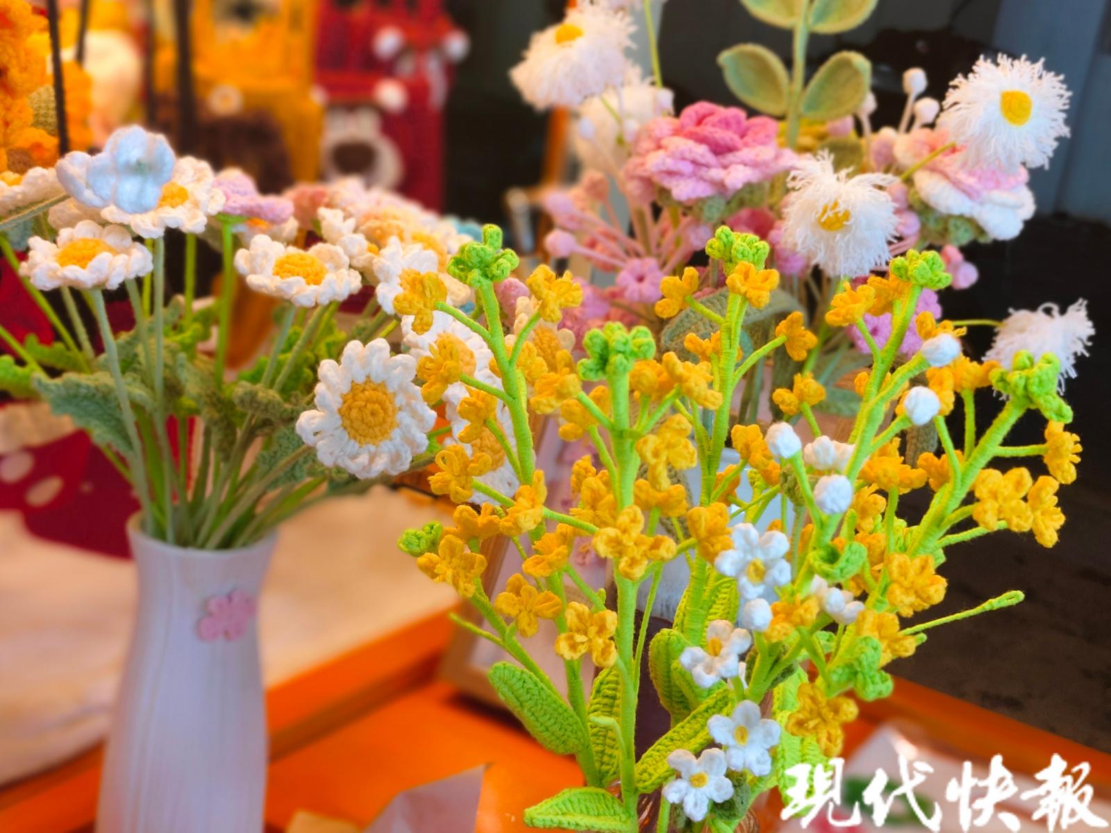 JN江南万物皆可钩！80后宝妈摆摊做“织女”(图3)