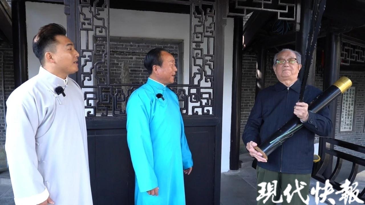 刘泽旺是兴化淮剧团国家二级演员,他是"板桥道情"第二代传承人,为了