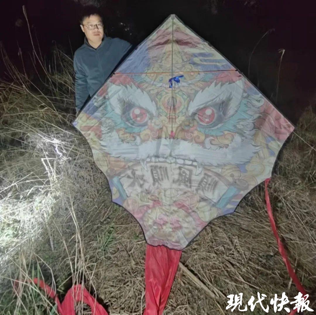 风筝入侵高压输电线路或引发大面积停电供电部门晚间冒雨搜捕