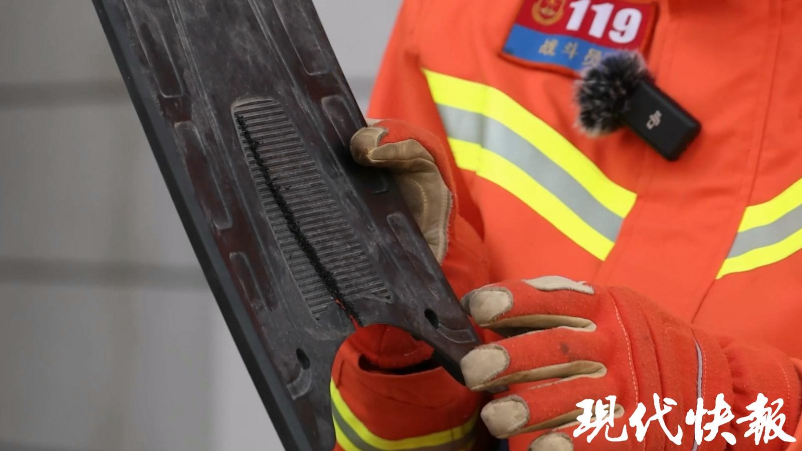 风筝线割开厚塑料板"通过实验我们可以看到,风筝线虽然纤细柔软,但