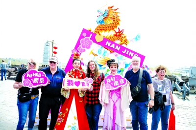 今年四月一日，德国旅游团在南京中华门城堡上和越剧演员互动。  南京文旅供图  
