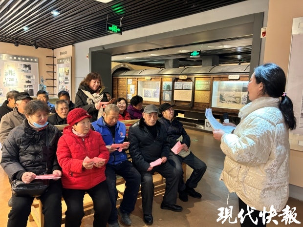 着徐徐海风,高公岛街道党员志愿者来到岸边,走上渔船,贴合渔民所需