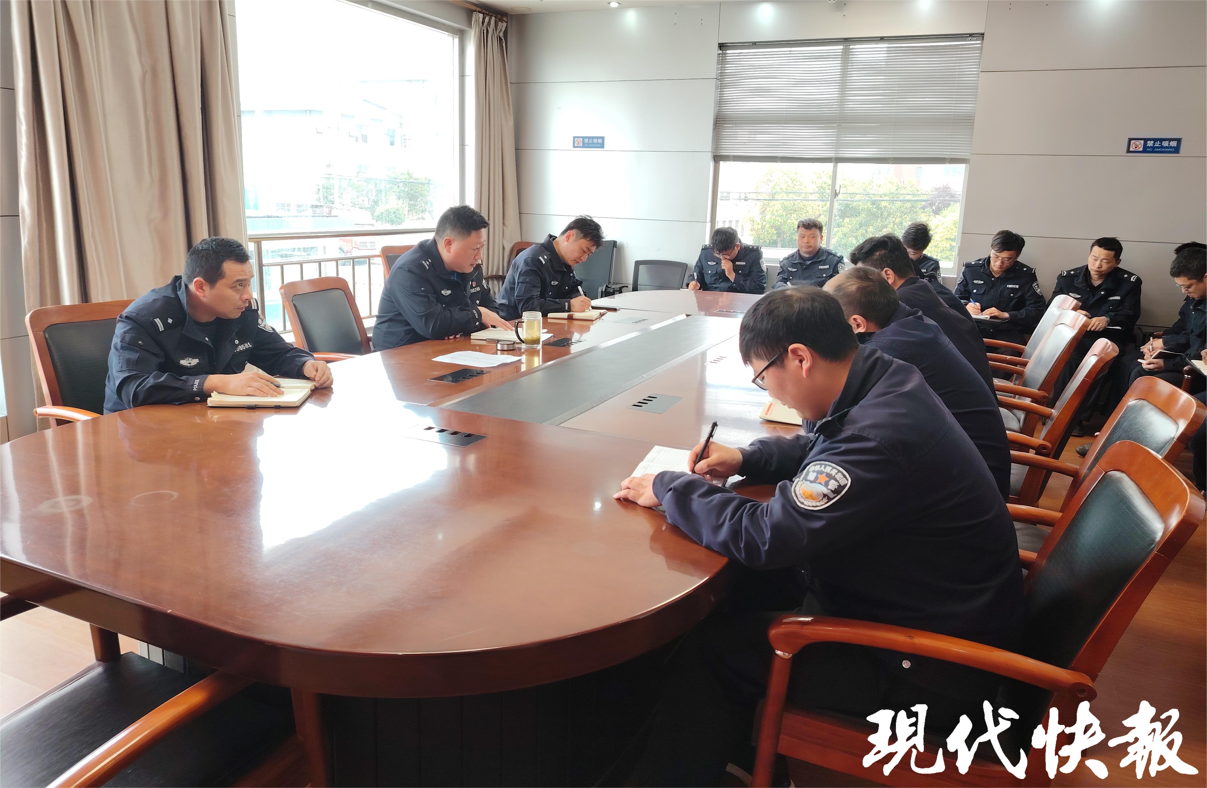 会议组织所有辅警学习各项纪律规定,管辅民警对捆绑考核的辅警近期