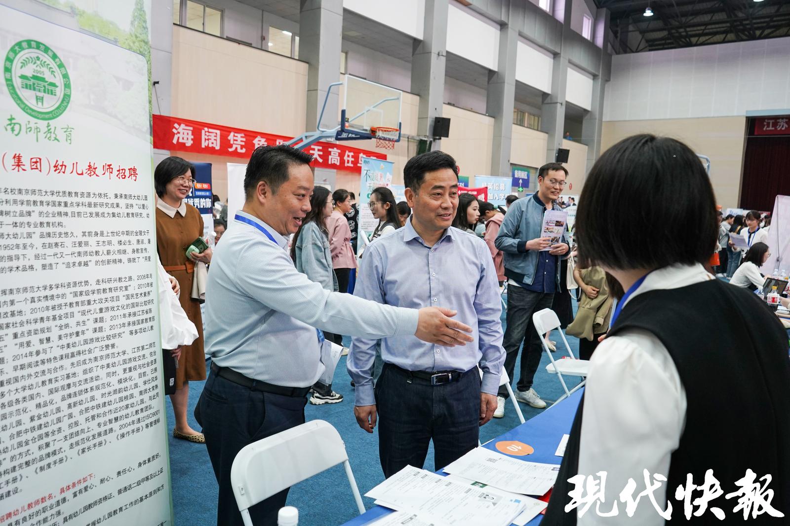 1个小时收了几十份简历.