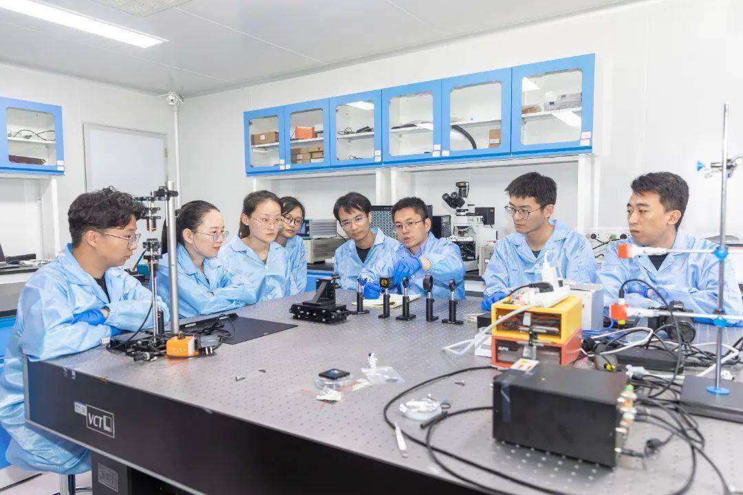 李炳祥教课题组师生如何搭建光路系统。图片来源：南京邮电大学