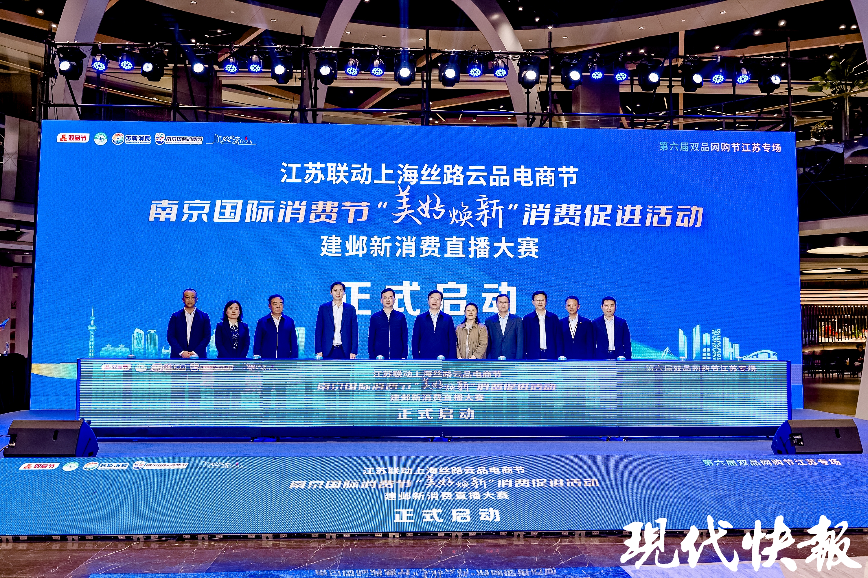 向高而攀 向新而行