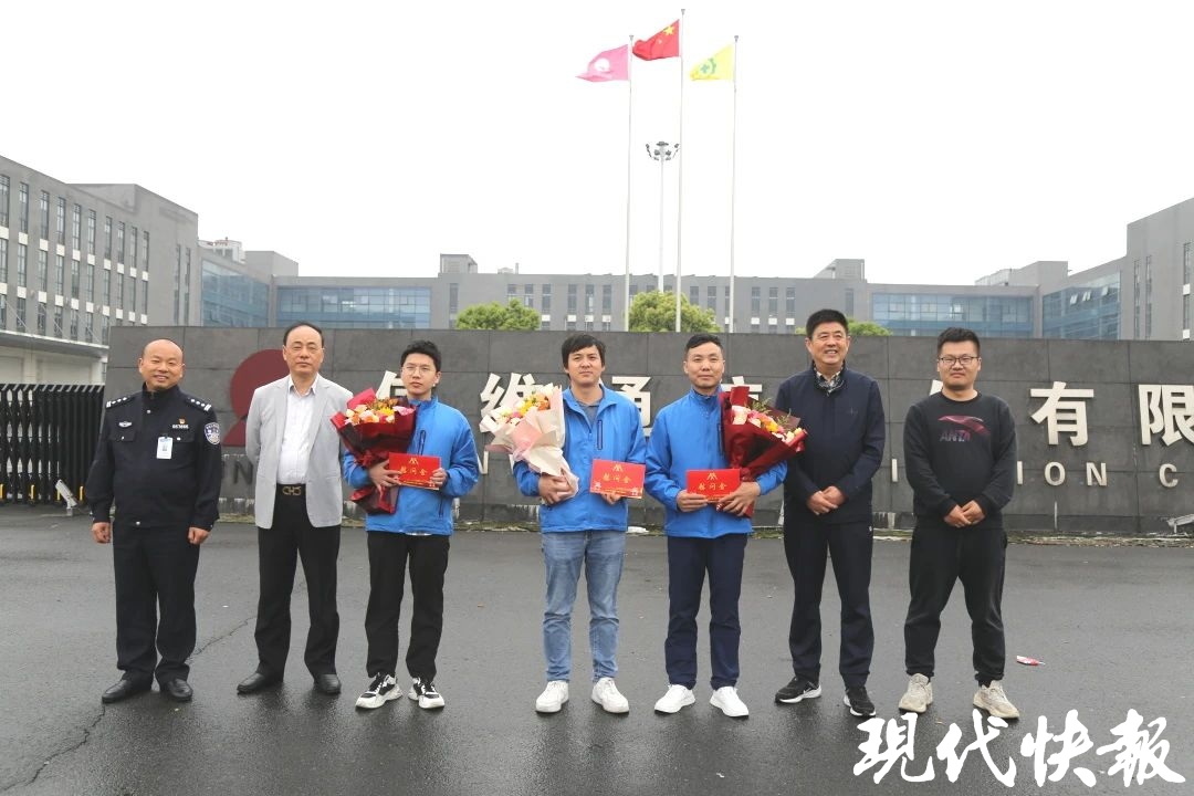 很快,又有几名男子跳入河中……与此同时,祁国泉和