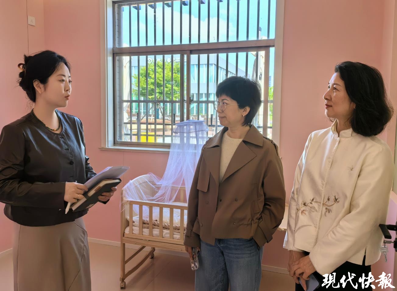 在幸福盐·城南驿·西伏河机器人产业园站,杨翠娥详细了解康乃馨服务