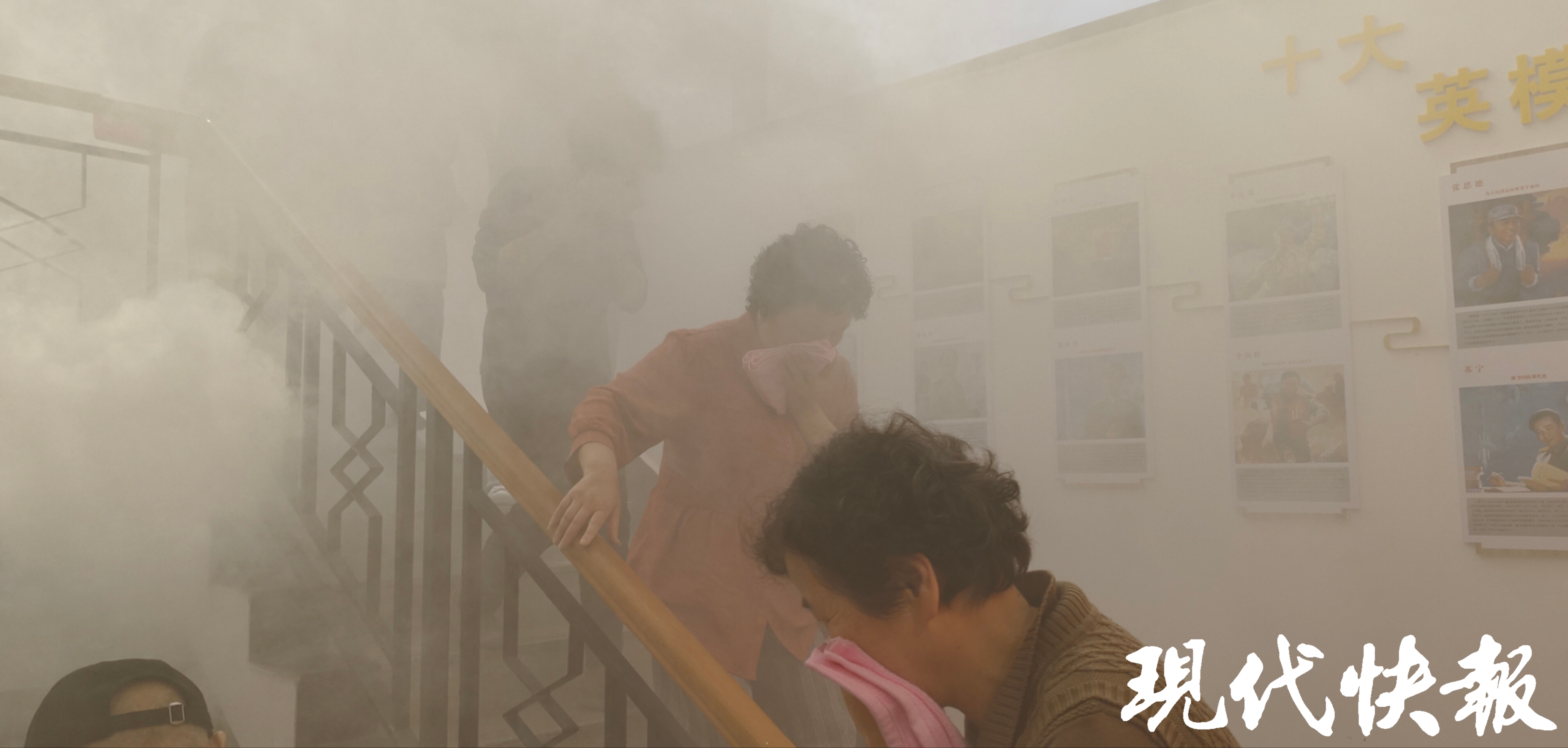 "活动现场,南京青年蓝天救援队副队长潘俊华正为大家讲解着防灾避险及