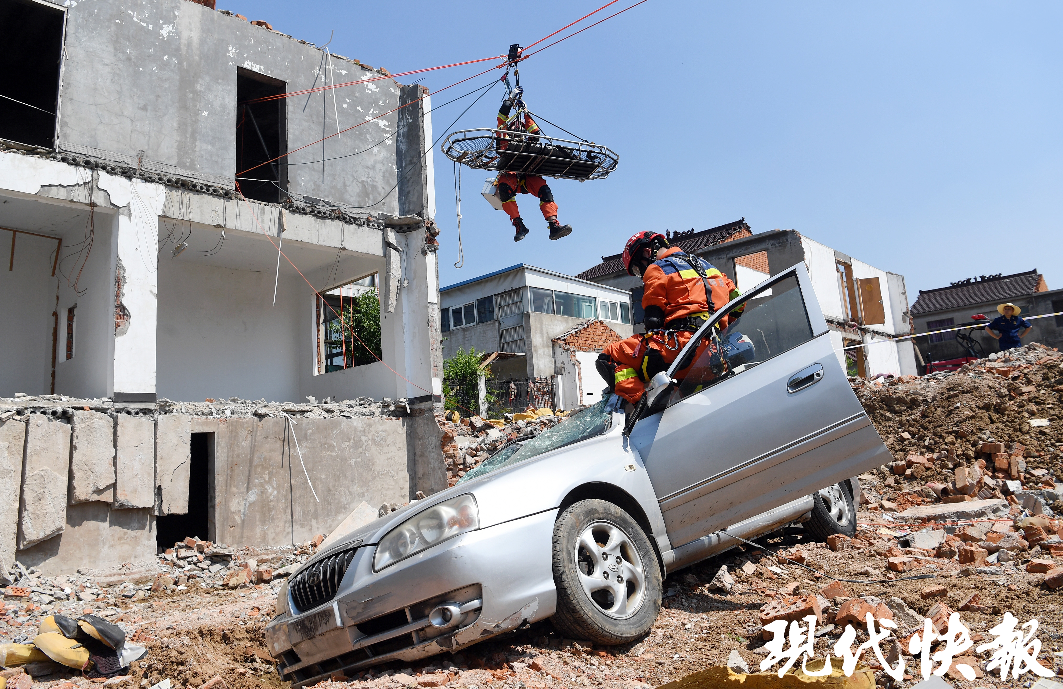 "十八般武艺"齐上阵!南京消防开展地震救援实战拉动演练