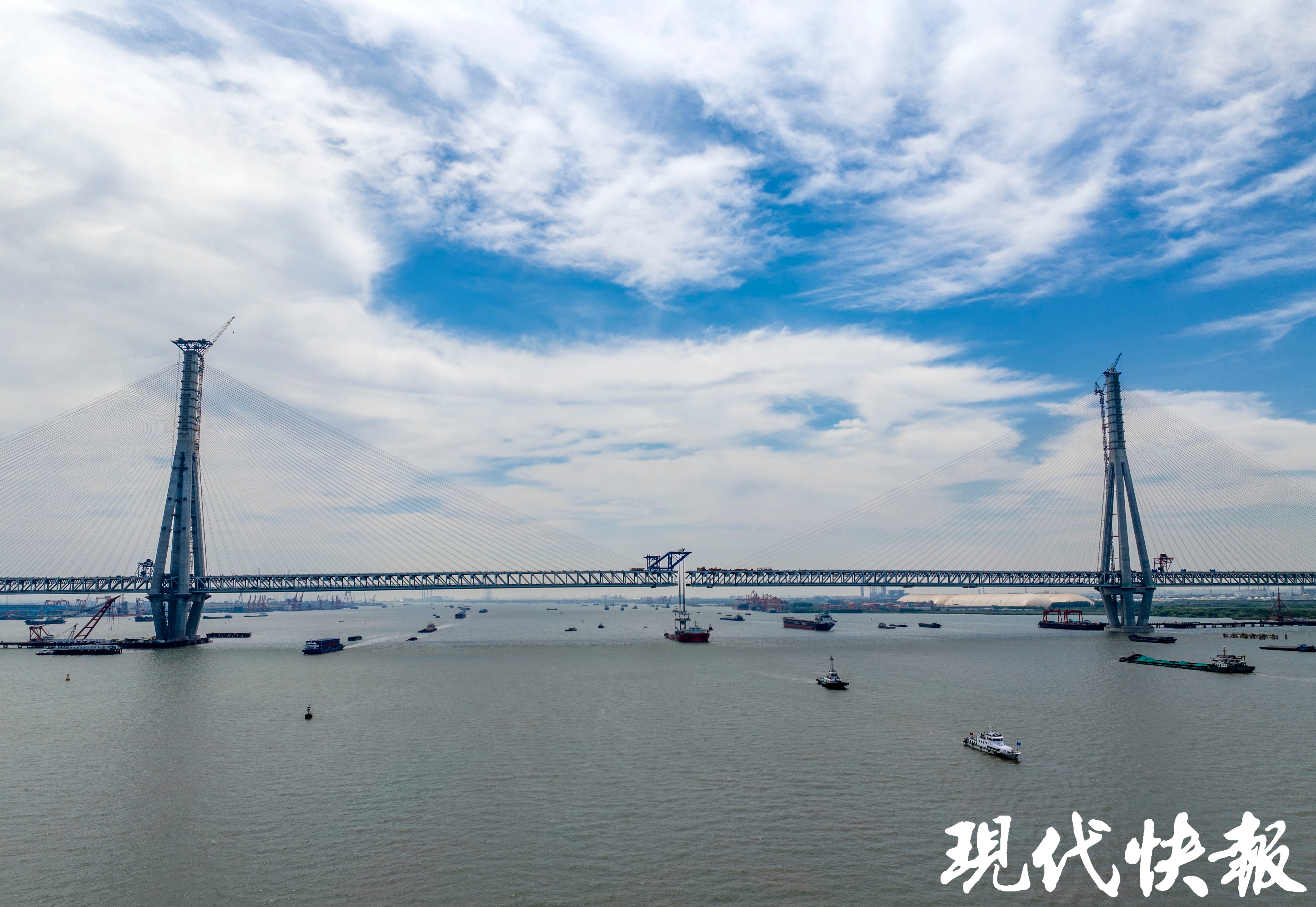 代表中国高度的12000吨·米和15000吨·米塔式起重机守护并见证了桥塔