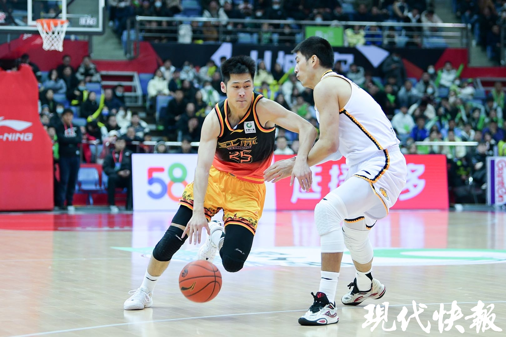 江苏肯帝亚男篮队员崔晓龙本赛季发挥出色,出战52场拿到场均15.