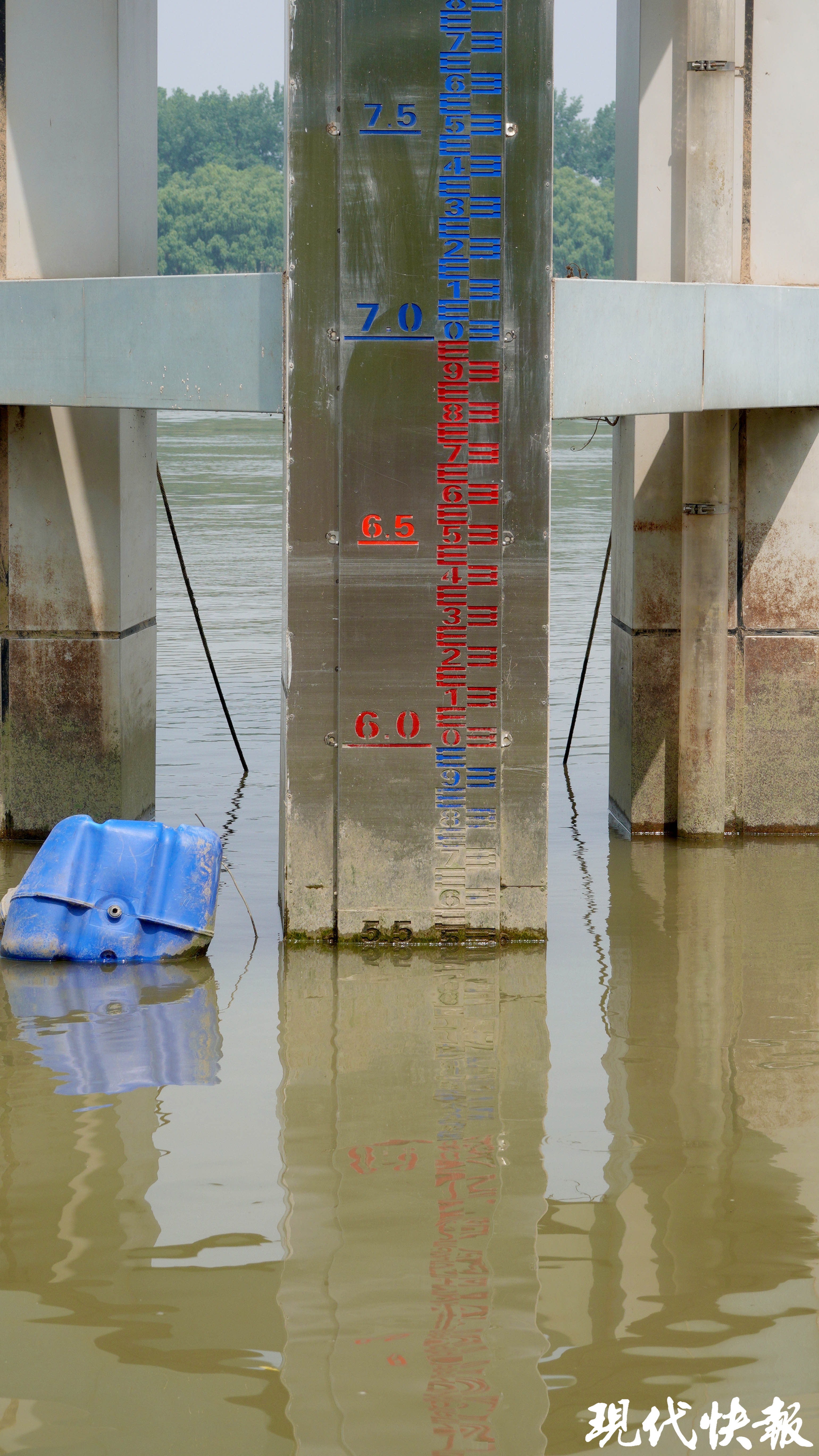 受长江上游来水和持续高温少雨影响,长江南京站水位持续下降