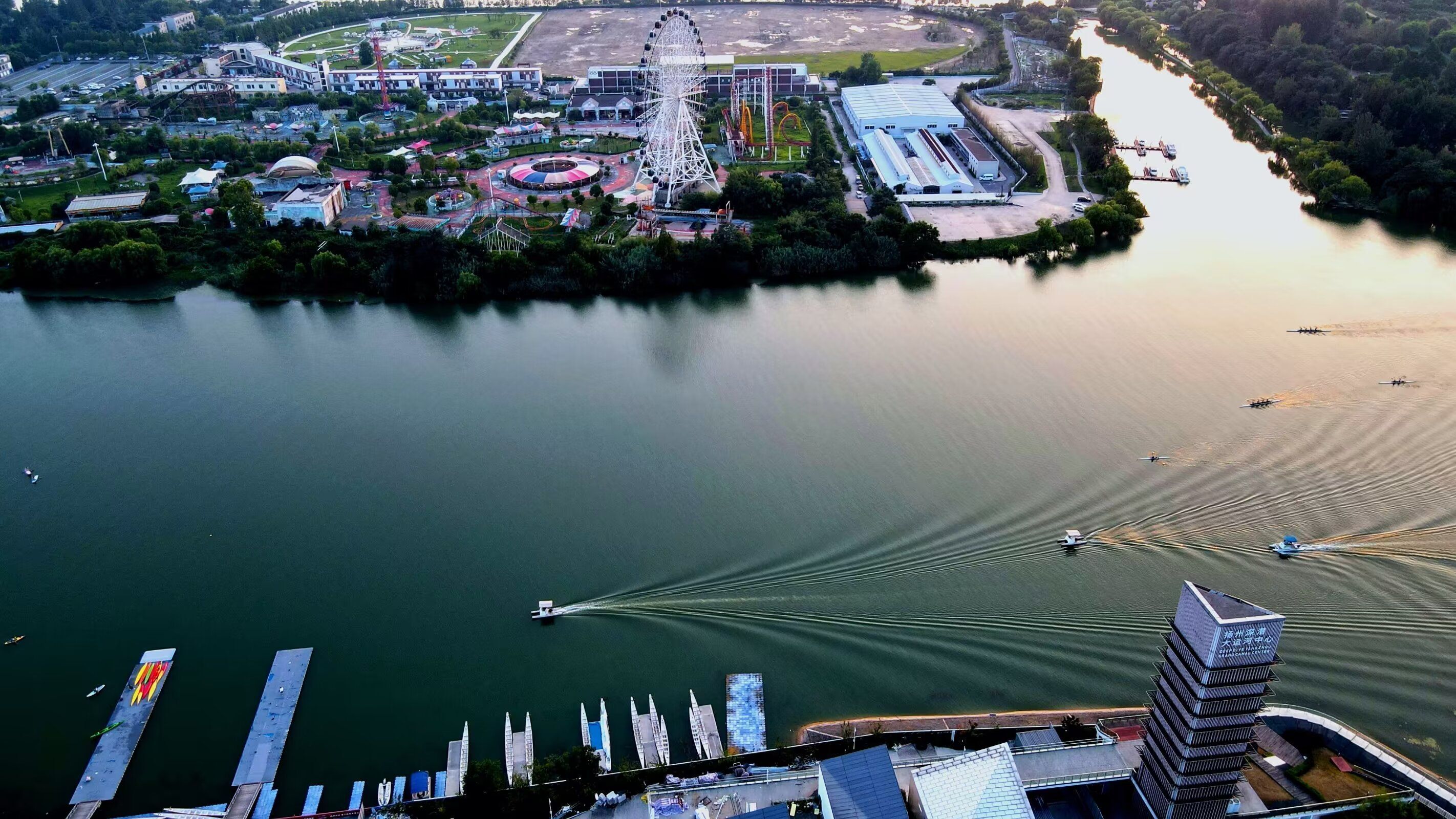 大运河扬州段，船只来来往往，在河面划出一道道优美的弧线。拍摄者：沙光明