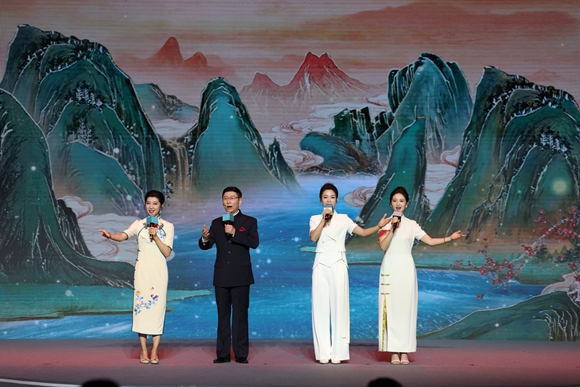 陈丽君、何青青和戏曲名家同台献艺。扬州市委网信办供图