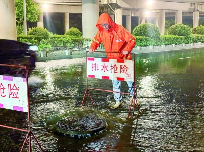 6月28日，南京水务集团排水设施运营中心的防汛人员在花神大道进行排水抢险作业。 通讯员 周晨 南京日报/紫金山新闻记者 段仁虎 摄