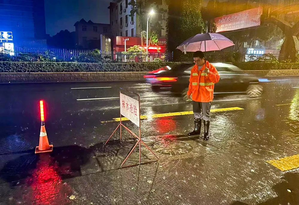 7月2日，主城区降雨持续，南京水务集团全力做好防汛排水保障，及时消除问题隐患。通讯员 周晨 南京日报/紫金山新闻记者 段仁虎 摄