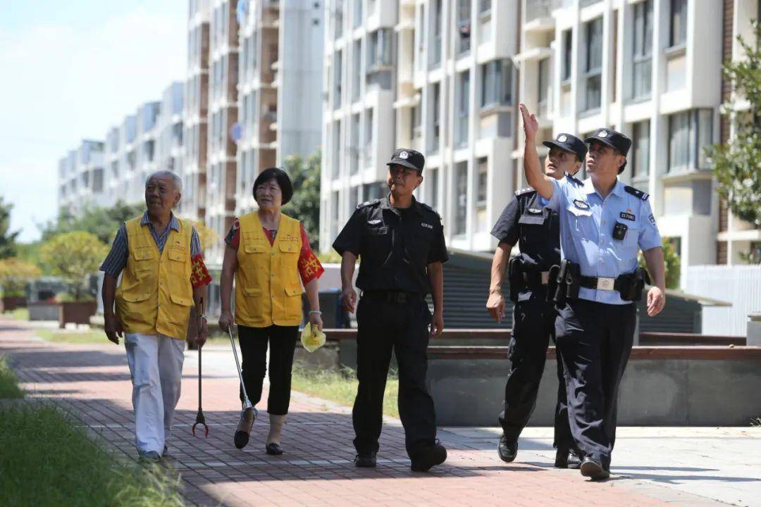 栖霞区仙林街道平安志愿者和辖区民警联合巡逻。